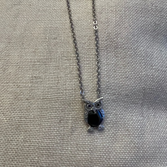 Dainty silver owl pendant with chain. 925 stamp - Picture 2 of 4